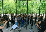 Le 12 juin, ils taient l en concert au snat ! Les lves des Orchestres  l'cole "Brass Band Marcel Rivire" et "Orchestre Anne Franck" se produisaient sous le kiosque du pretigieux jardin du Luxembourg !