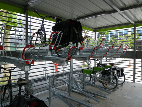 Un rangement des vélos sur racks double-étage